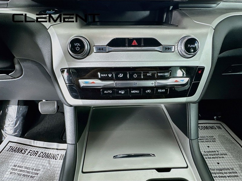 Ford Explorer Vehicle Full-screen Gallery Image 22