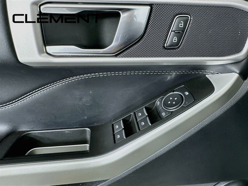 Ford Explorer Vehicle Full-screen Gallery Image 26
