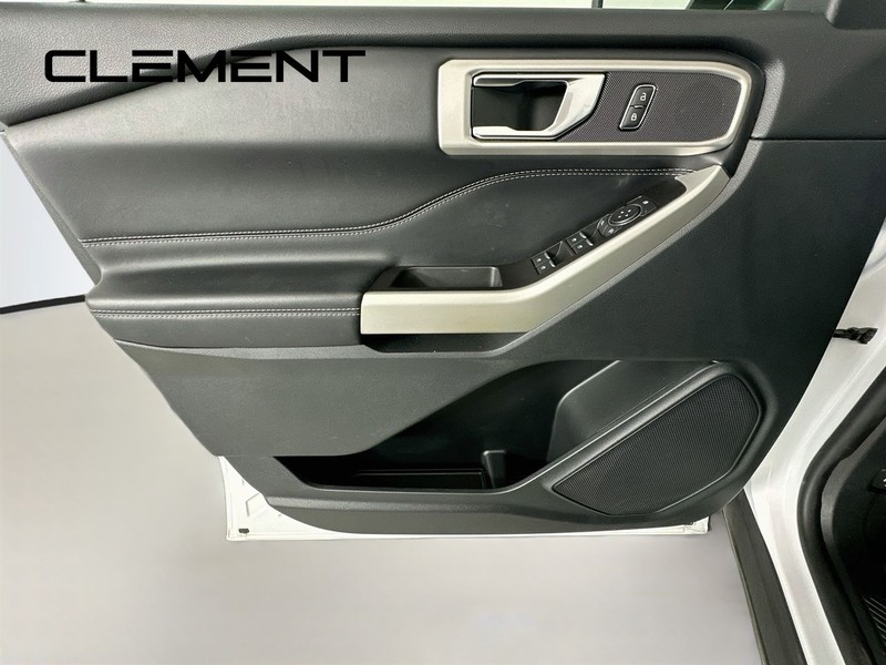 Ford Explorer Vehicle Full-screen Gallery Image 27