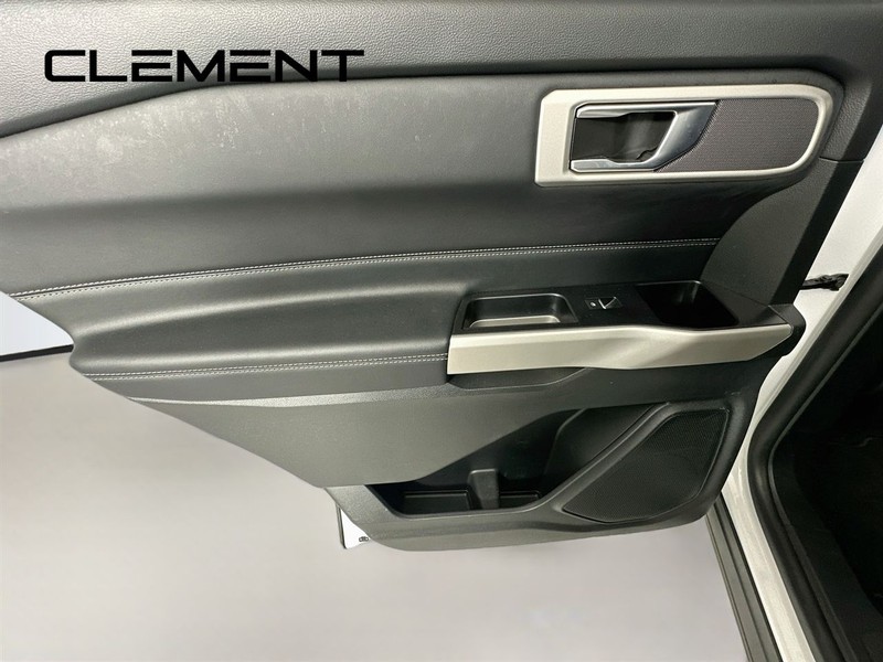 Ford Explorer Vehicle Full-screen Gallery Image 30
