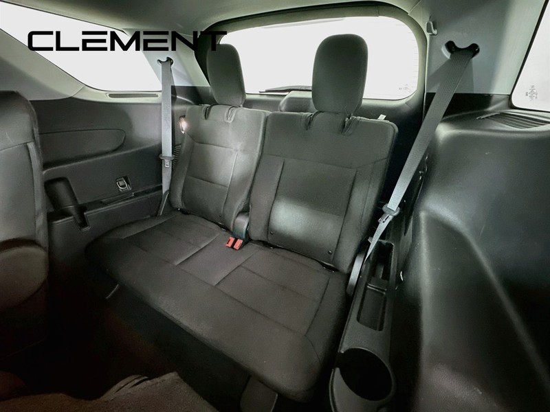 Ford Explorer Vehicle Full-screen Gallery Image 32