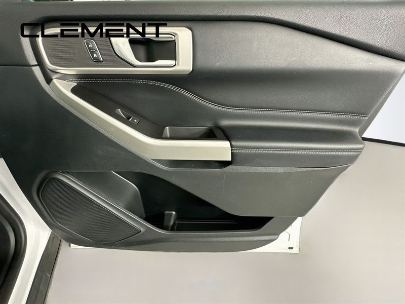 Ford Explorer Vehicle Full-screen Gallery Image 36