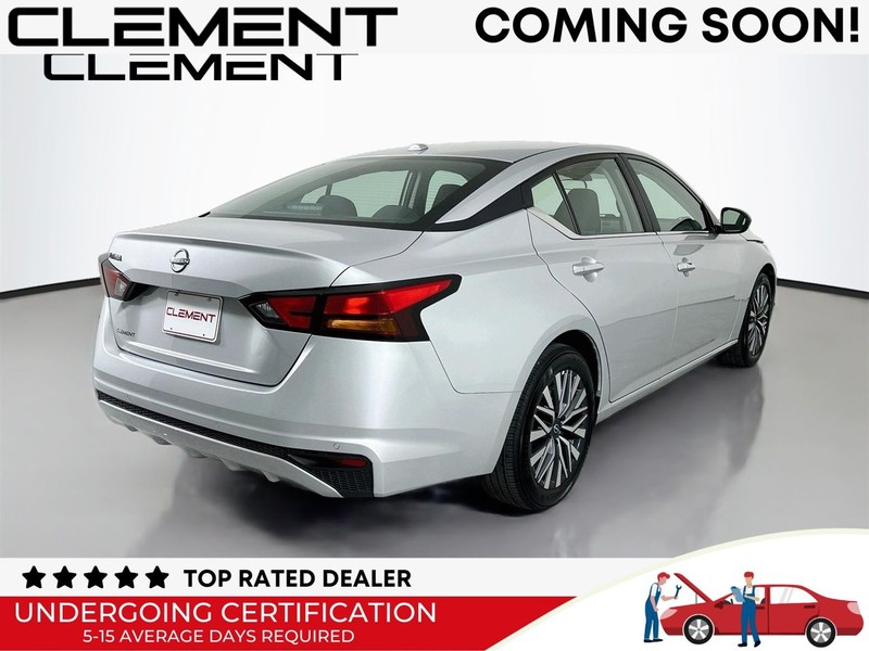Nissan Altima Vehicle Full-screen Gallery Image 7