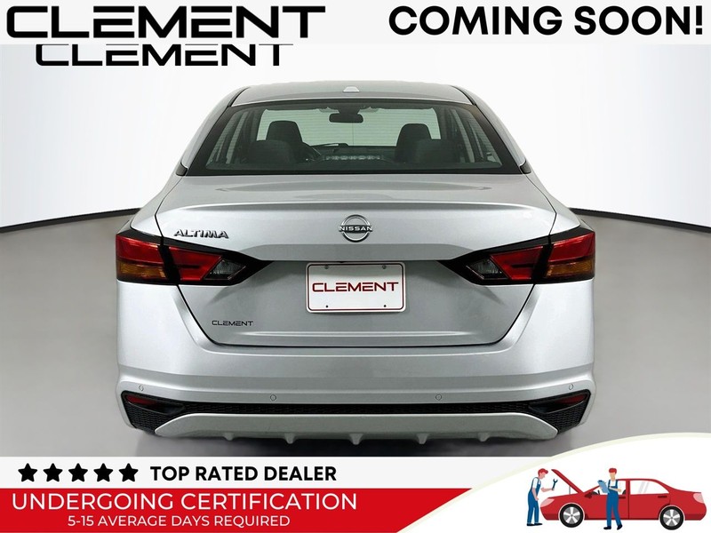Nissan Altima Vehicle Full-screen Gallery Image 8
