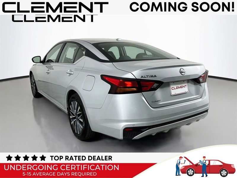 Nissan Altima Vehicle Full-screen Gallery Image 10
