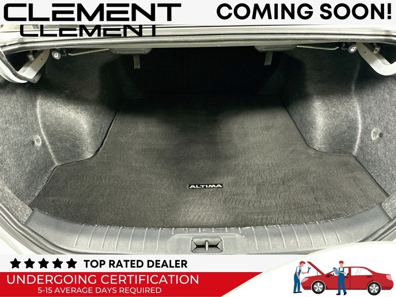 Nissan Altima Vehicle Full-screen Gallery Image 11
