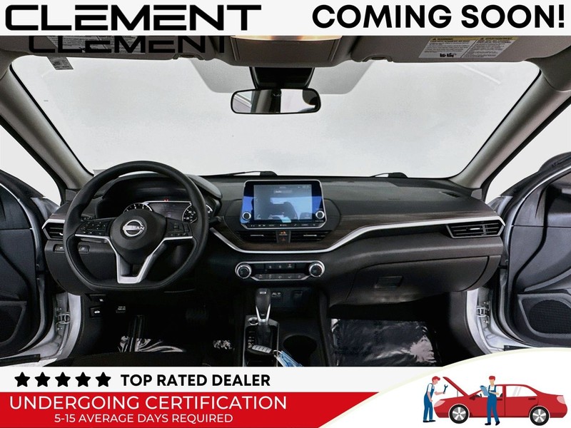 Nissan Altima Vehicle Full-screen Gallery Image 12