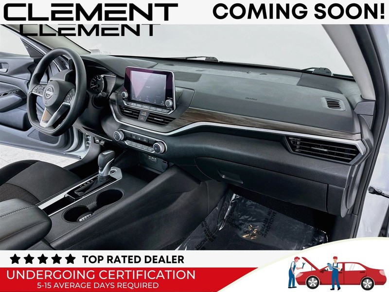 Nissan Altima Vehicle Full-screen Gallery Image 32