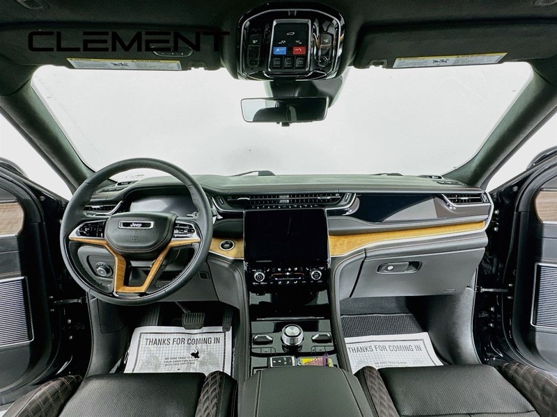 Jeep Grand Cherokee Vehicle Image 12