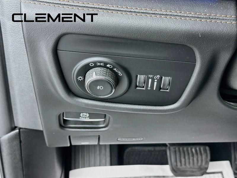 Jeep Grand Cherokee Vehicle Image 14
