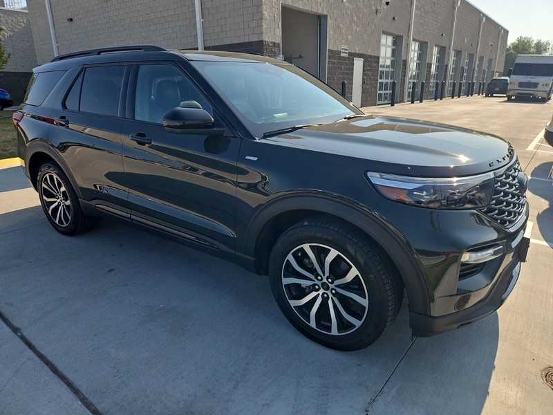 Ford Explorer Vehicle Image 03