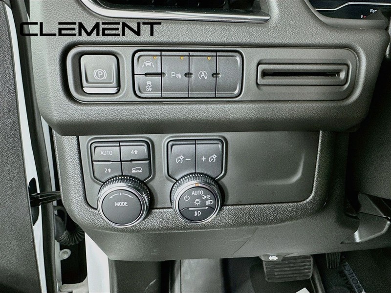 GMC Yukon XL Vehicle Full-screen Gallery Image 14