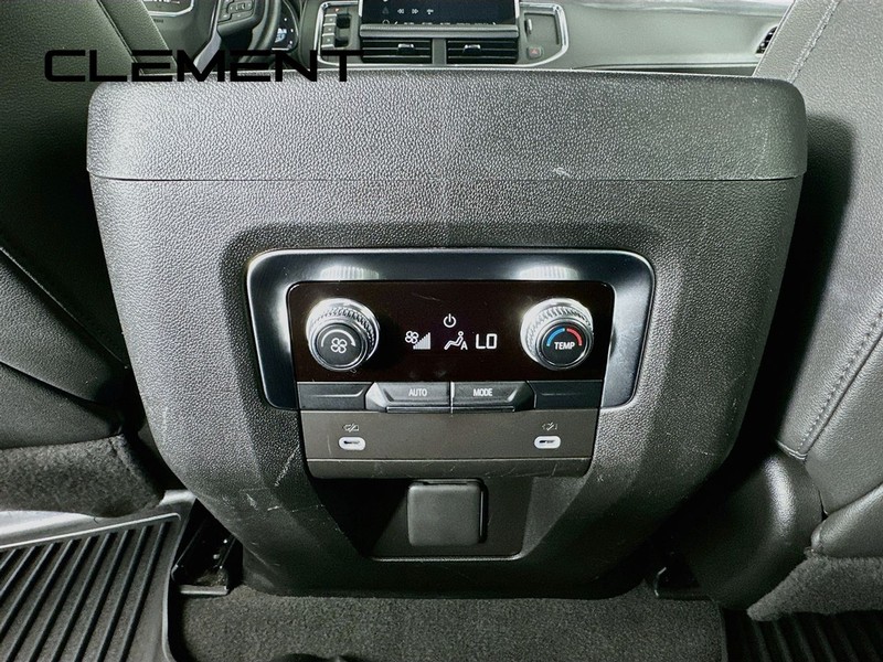 GMC Yukon XL Vehicle Full-screen Gallery Image 34