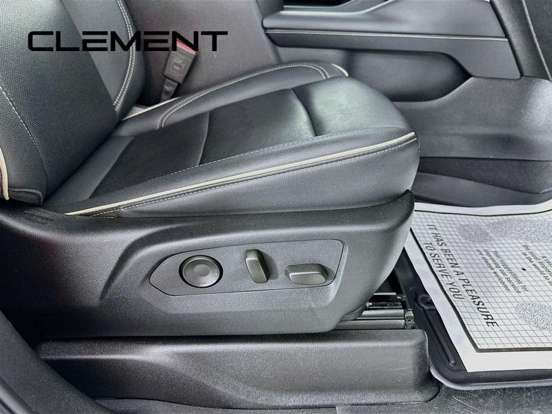 GMC Yukon XL Vehicle Full-screen Gallery Image 35