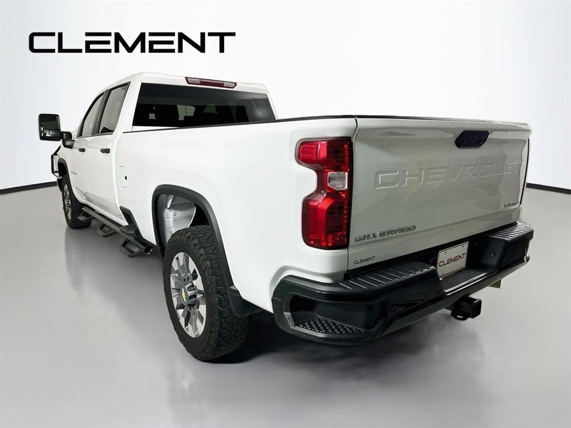 Chevrolet Silverado 2500HD Vehicle Full-screen Gallery Image 10