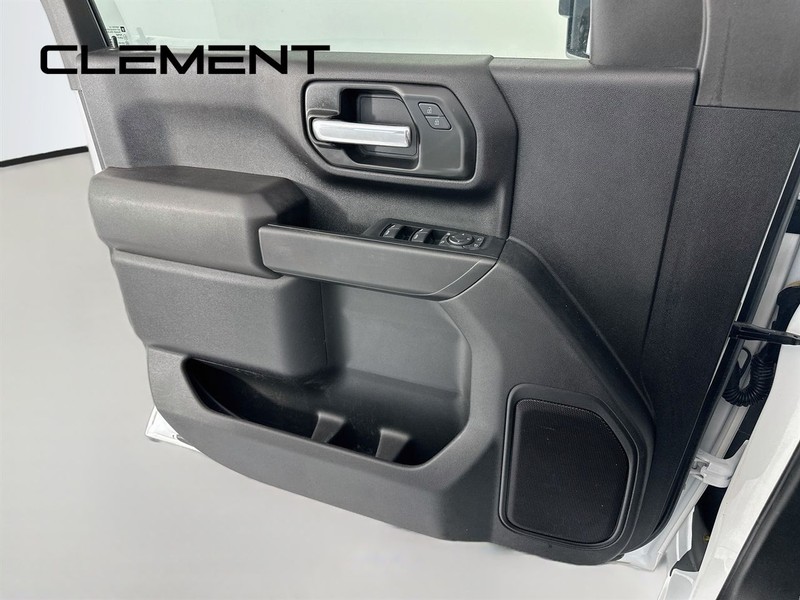 Chevrolet Silverado 2500HD Vehicle Full-screen Gallery Image 24