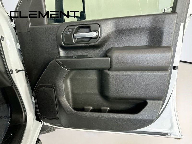 Chevrolet Silverado 2500HD Vehicle Full-screen Gallery Image 32
