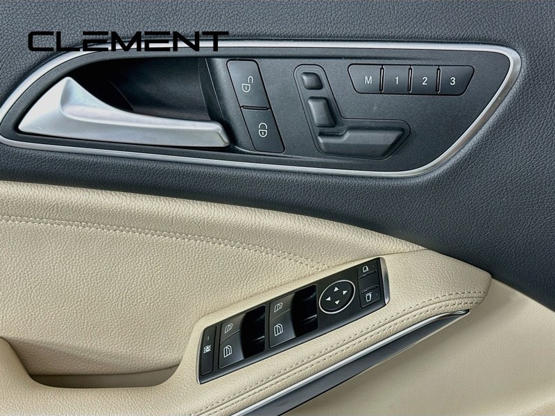 Mercedes-Benz GLA Vehicle Image 27