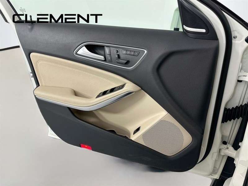 Mercedes-Benz GLA Vehicle Image 28