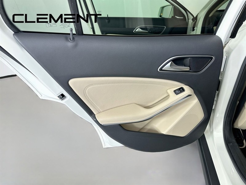 Mercedes-Benz GLA Vehicle Image 31