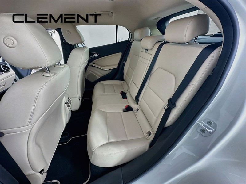 Mercedes-Benz GLA Vehicle Image 32