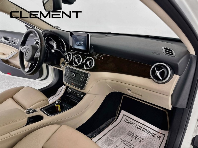 Mercedes-Benz GLA Vehicle Image 34