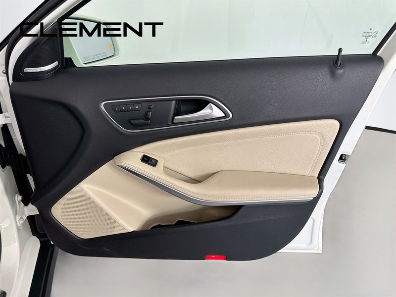 Mercedes-Benz GLA Vehicle Image 35
