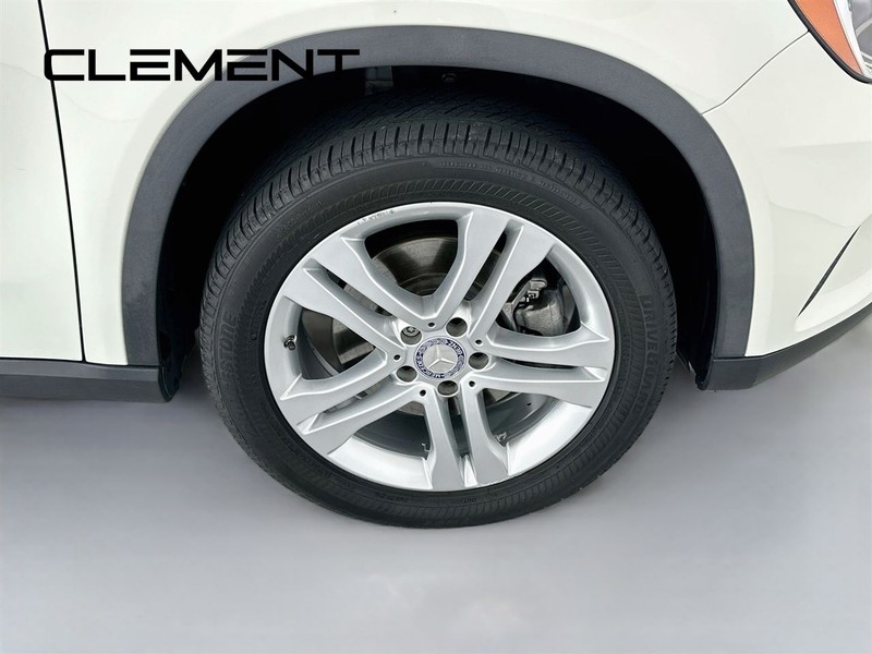 Mercedes-Benz GLA Vehicle Image 36