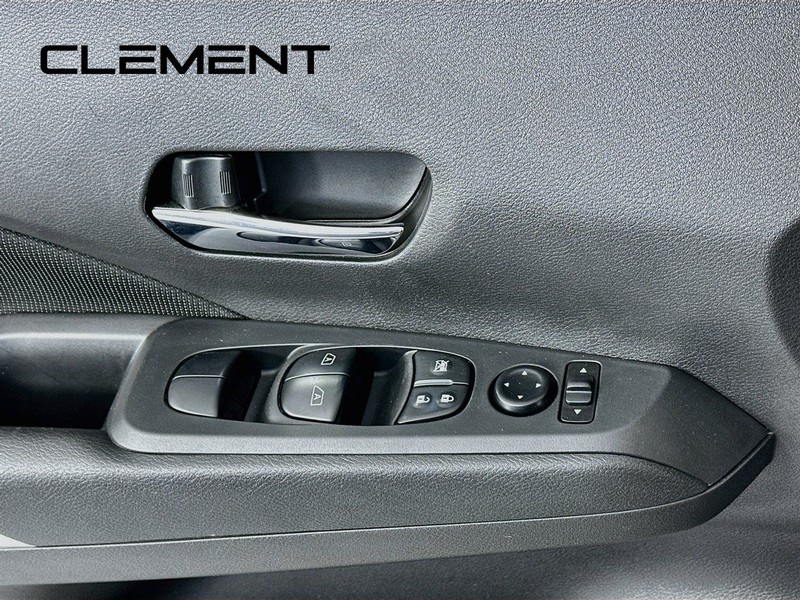Nissan Kicks Vehicle Full-screen Gallery Image 24