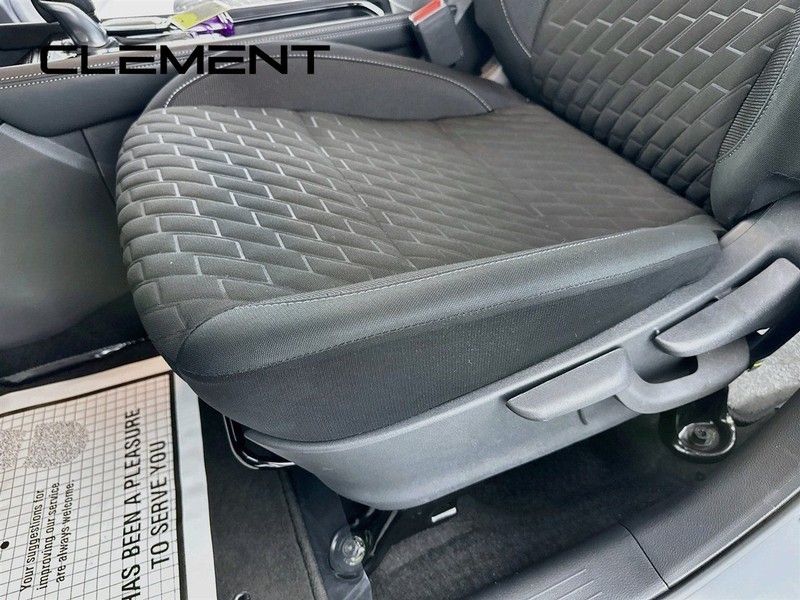 Nissan Kicks Vehicle Full-screen Gallery Image 27
