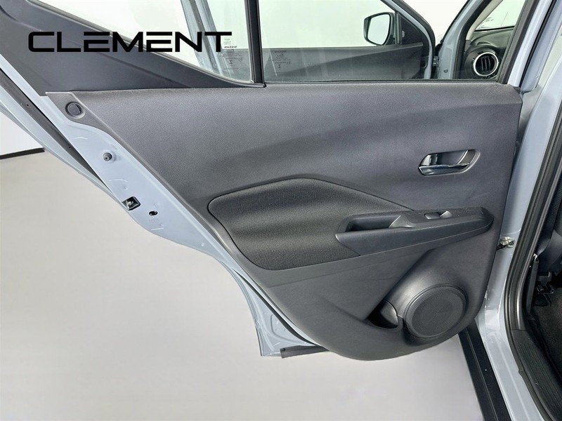 Nissan Kicks Vehicle Full-screen Gallery Image 29