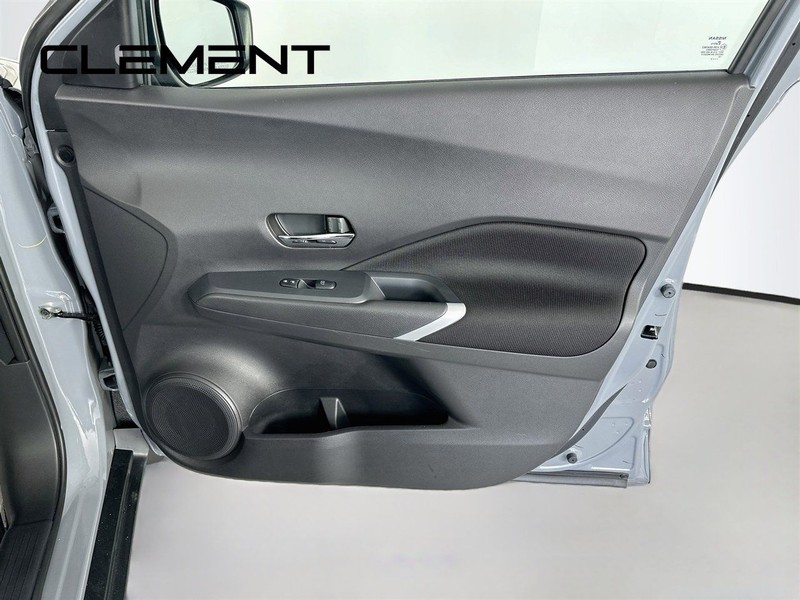 Nissan Kicks Vehicle Full-screen Gallery Image 33