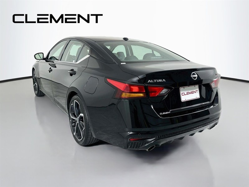 Nissan Altima Vehicle Image 10