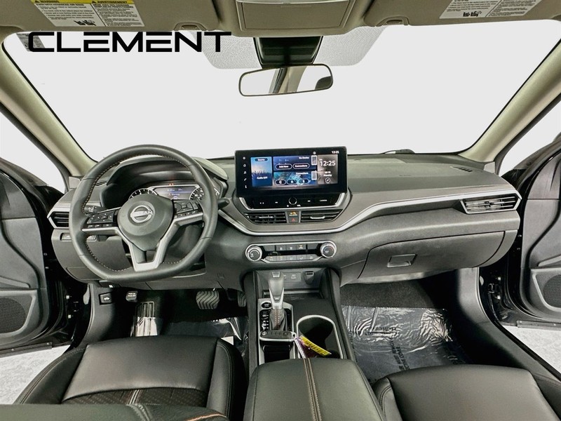 Nissan Altima Vehicle Image 12