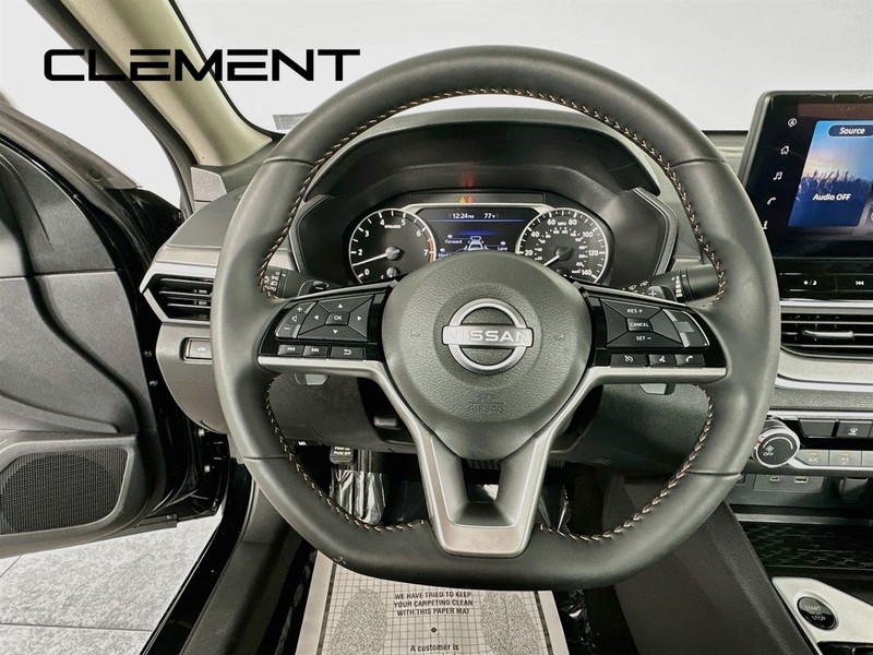 Nissan Altima Vehicle Image 15