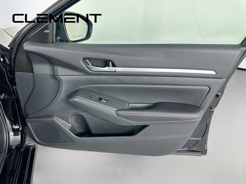 Nissan Altima Vehicle Image 33