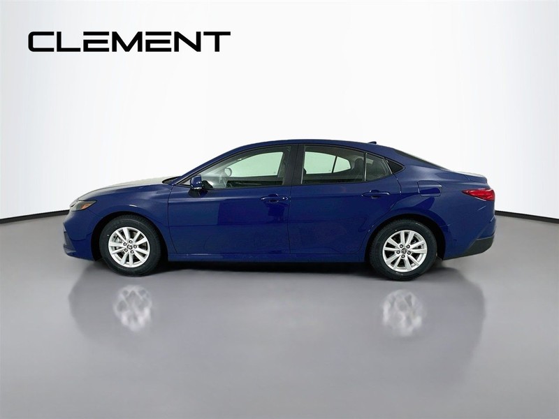 Toyota Camry Vehicle Full-screen Gallery Image 6