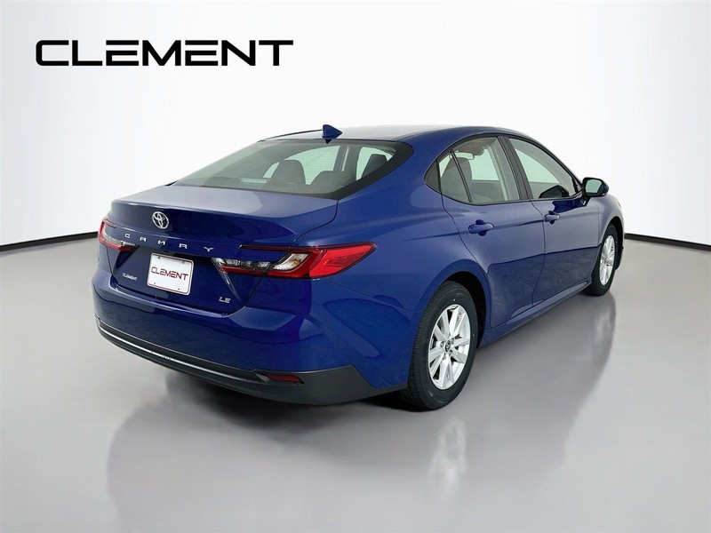 Toyota Camry Vehicle Full-screen Gallery Image 7