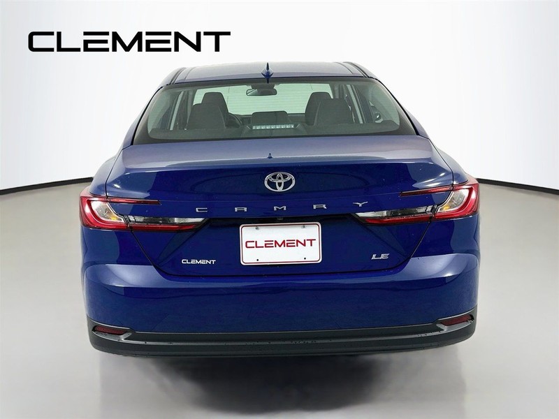 Toyota Camry Vehicle Full-screen Gallery Image 8