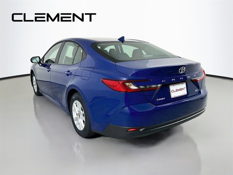 Toyota Camry Vehicle Full-screen Gallery Image 10
