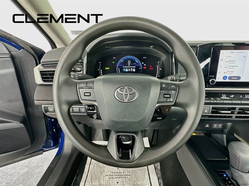 Toyota Camry Vehicle Full-screen Gallery Image 15