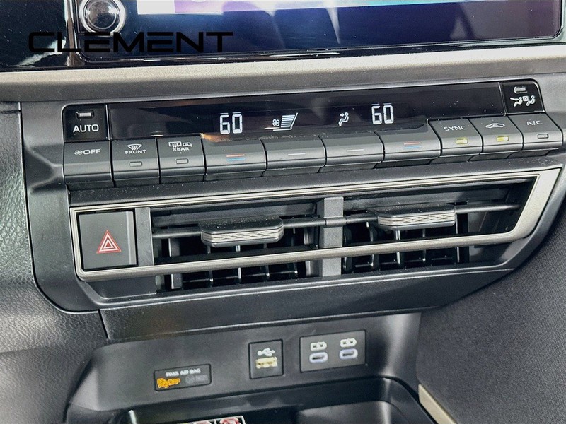 Toyota Camry Vehicle Full-screen Gallery Image 22