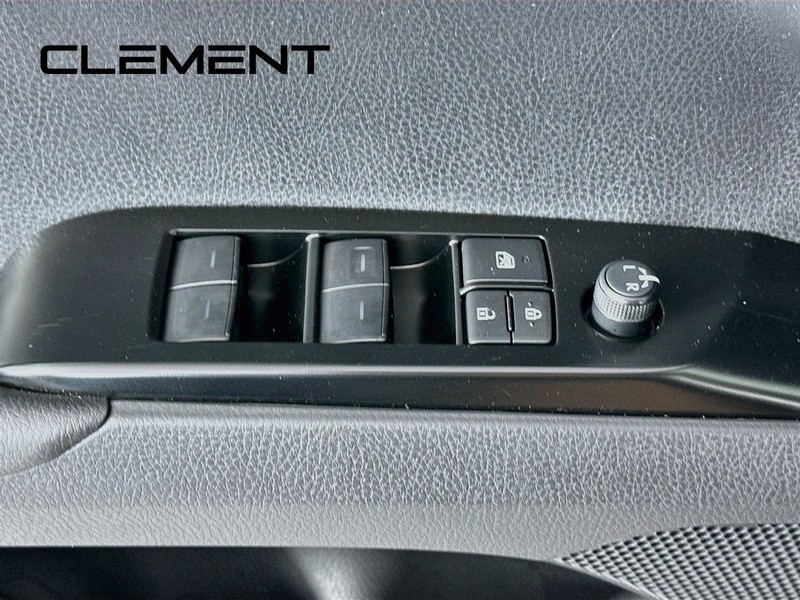 Toyota Camry Vehicle Full-screen Gallery Image 24