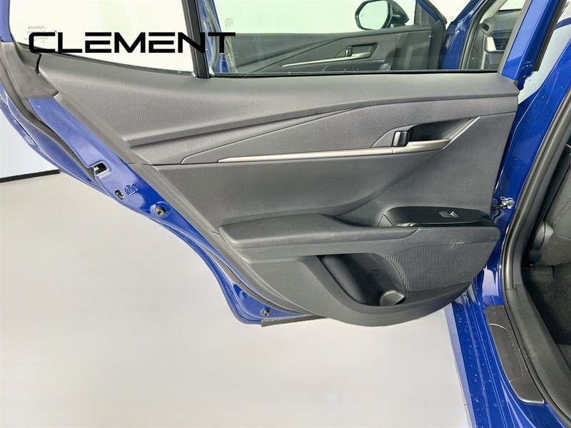 Toyota Camry Vehicle Full-screen Gallery Image 29
