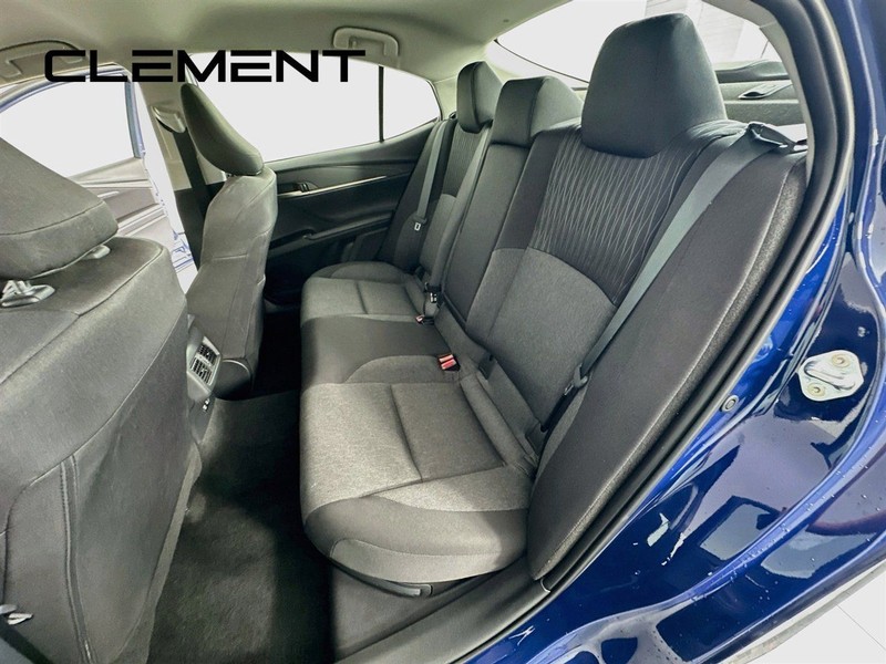 Toyota Camry Vehicle Full-screen Gallery Image 30