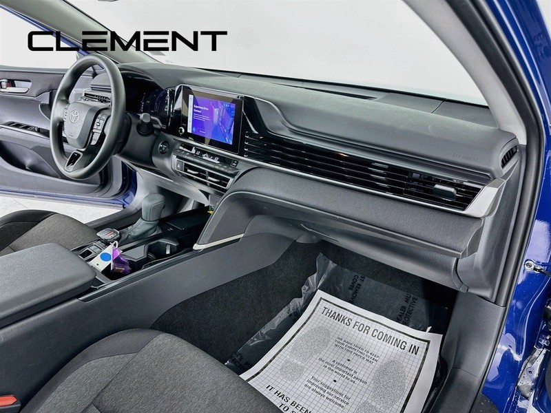 Toyota Camry Vehicle Full-screen Gallery Image 32