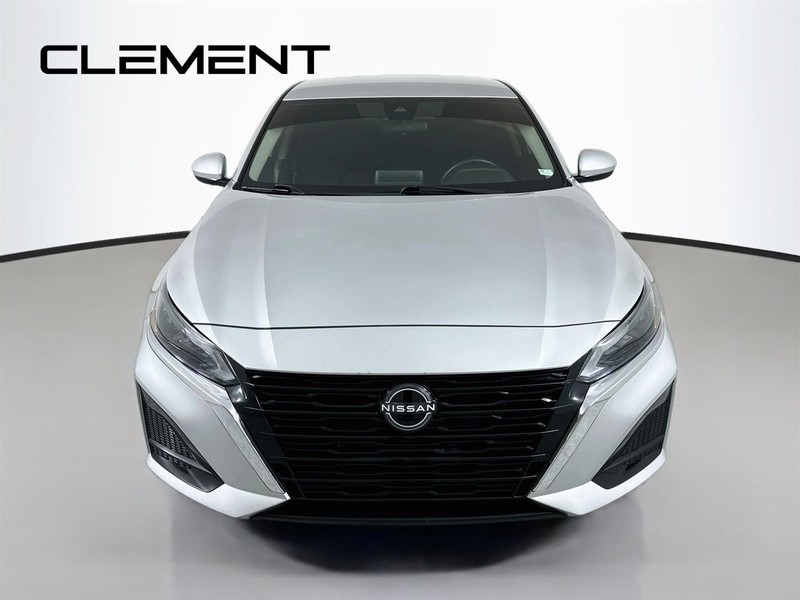 Nissan Altima Vehicle Image 03
