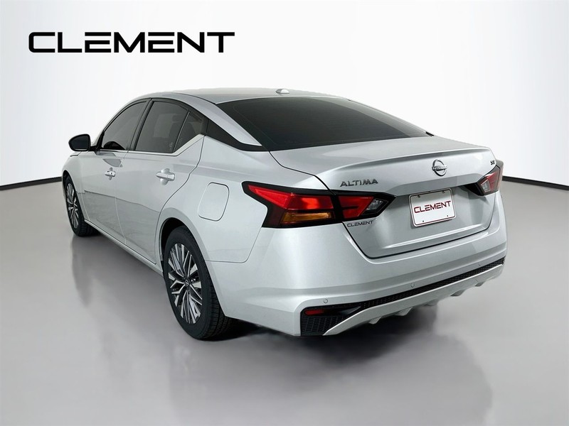 Nissan Altima Vehicle Image 10