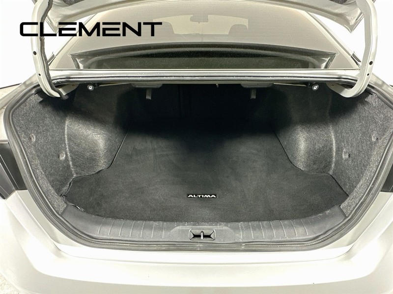 Nissan Altima Vehicle Image 11
