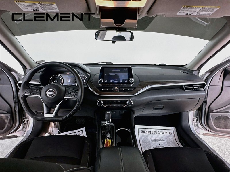 Nissan Altima Vehicle Image 12